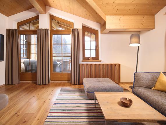 Wohnzimmer mit Holzdecke und Balkon im Hochfeldhof