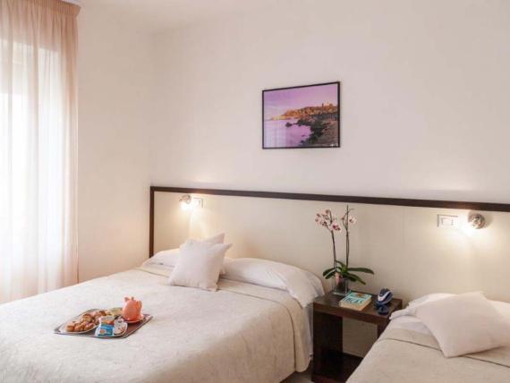 Camera con due letti e vassoio colazione presso Hotel Viola Gaeta