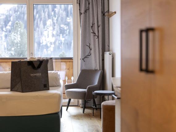 Camera arredata modernamente presso Unterrain Lifestyle Hotel con vista sulle montagne