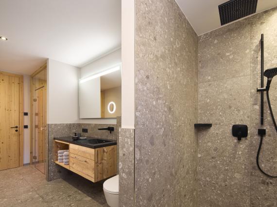 Modernes Badezimmer im Hochfeldhof mit Holz und Steinoberflächen