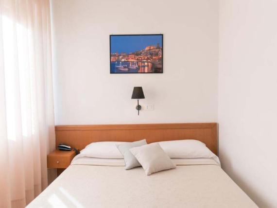 Camera semplice con letto matrimoniale all'Hotel Viola Gaeta