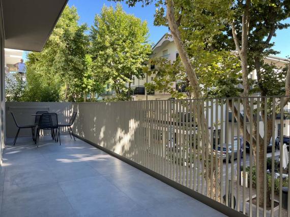 Balcone con sedie presso Evangelisti Palace Suite & Apartaments con vista sugli alberi