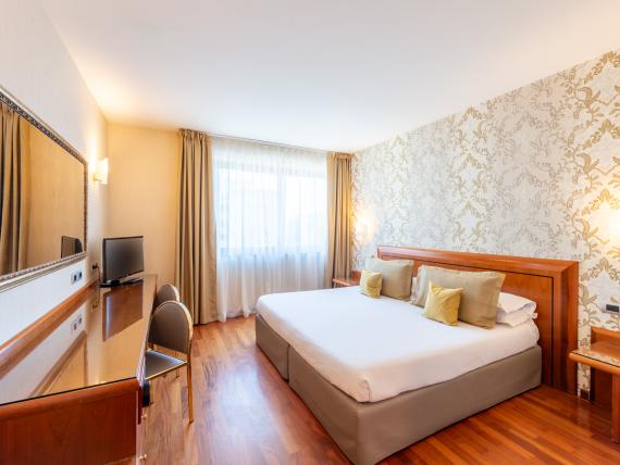 Camera doppia Montresor Hotel Palace Verona con letto, scrivania e TV