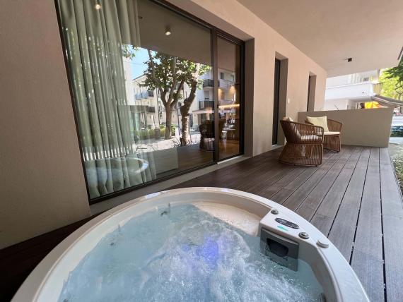 Vasca idromassaggio sulla terrazza di Evangelisti Palace Suite & Apartments con due sedie