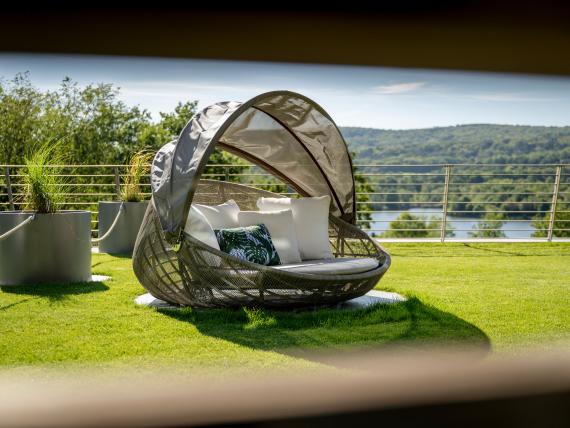 Seezeitlodge Hotel & Spa Außenliege mit Blick auf See und Wald