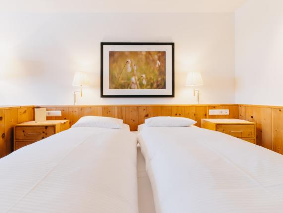 Gemütliches Doppelzimmer mit Holzdekoration im Hotel Aurora