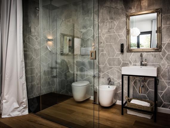 Bagno del Teku Boutique Hotel con doccia in vetro, WC, bidet e lavabo