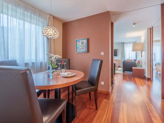 Essbereich und Wohnzimmer in Zimmer des Hotel Mignon Meran Park & Spa