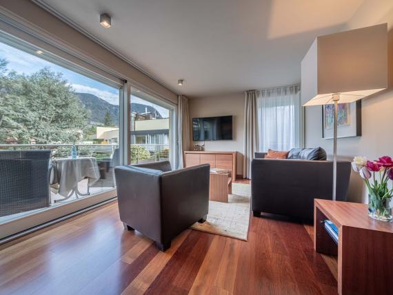 Wohnzimmer im Hotel Mignon Meran Park & Spa mit Balkon und Bergblick