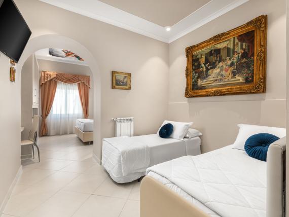 Camera doppia con letti singoli e quadro classico all'Hotel Regina Caserta