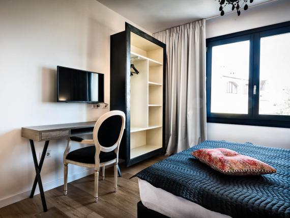 Camera con letto, scrivania e TV al Teku Boutique Hotel