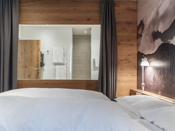 Verwühlte weiße Bettdecke im Sporthotel Silvretta Montafon Gaschurn