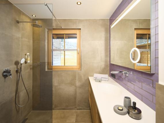 Modernes Badezimmer mit Dusche und Fenster im Hochfeldhof