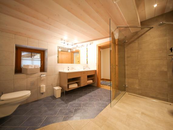 Modernes Badezimmer mit Dusche im Hochfeldhof