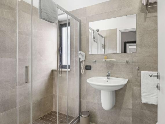 Bagno moderno con doccia al Reggia Suite Spa Hotel