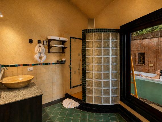 Bathroom in Deluxe Villa im Mangosteen Resort