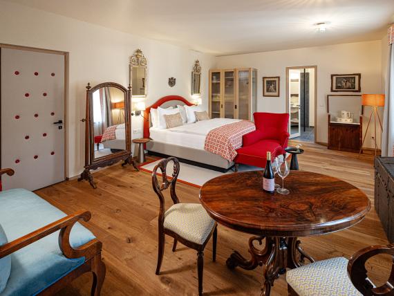Elegantes Zimmer im Castel Sallegg mit antiken Möbeln und Holzboden