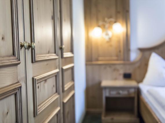Holzschrank und Nachtisch im Hotel Waldsee Zimmer
