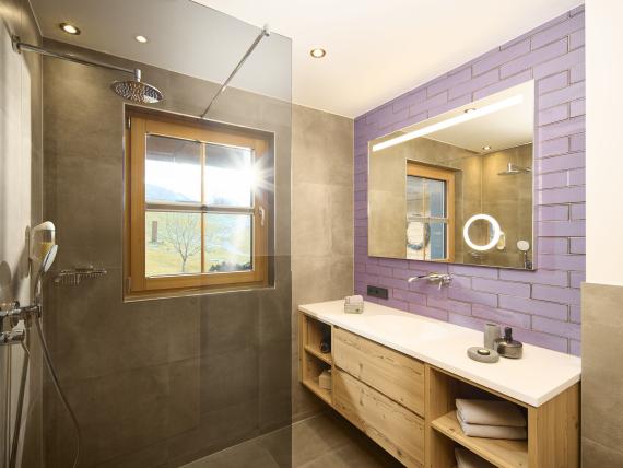 Modernes Badezimmer mit Dusche und Fenster bei Hochfeldhof