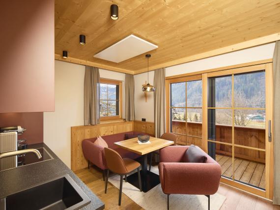 Gemütliche Sitzecke mit Tisch und Blick auf Balkon im Hochfeldhof