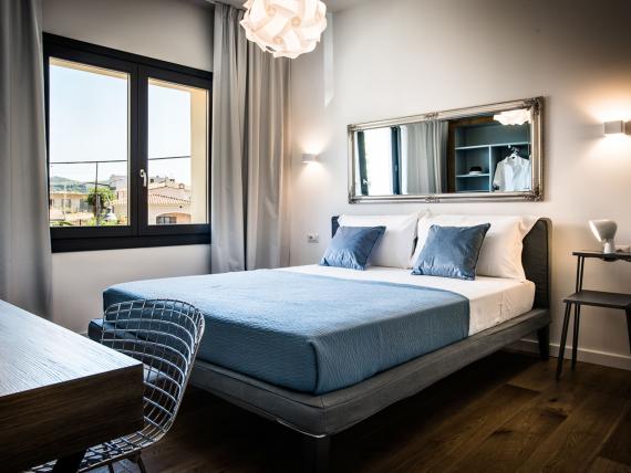 Camera del Teku Boutique Hotel con letto matrimoniale e scrivania