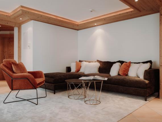 Gemütliches Wohnzimmer im Das Verwall Lech mit Holzvertäfelung und modernem Mobiliar