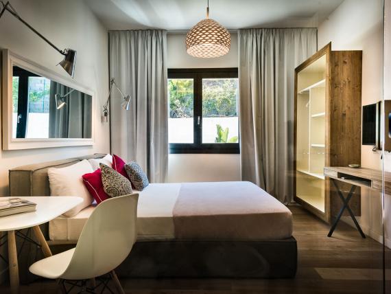 Camera elegante del Teku Boutique Hotel con letto matrimoniale e area soggiorno