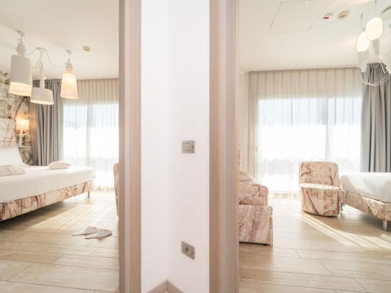 Due camere luminose con grandi finestre al Bibione Palace Hotel
