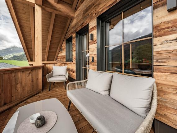 Gemütlicher Holz-Balkon mit Sitzbereich im Hochfeldhof mit Bergblick