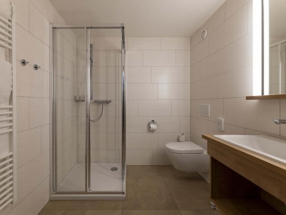 Bagno moderno al Das Unterrain Lifestyle Hotel con doccia e WC