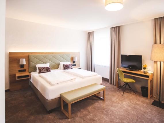 Der Dolomitenhof ***S modernes Doppelzimmer mit Schreibtisch und TV