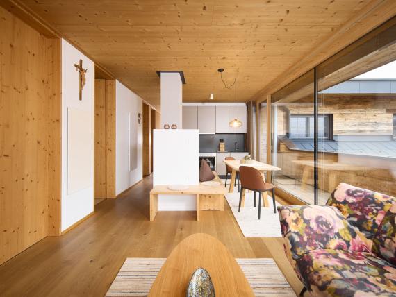 Helles Holzinterieur im Hochfeldhof mit Blick auf Essbereich und Sofa