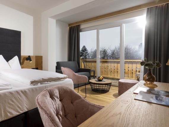 Modernes Hotelzimmer im Hotel Moarhof mit Balkon und Sitzbereich