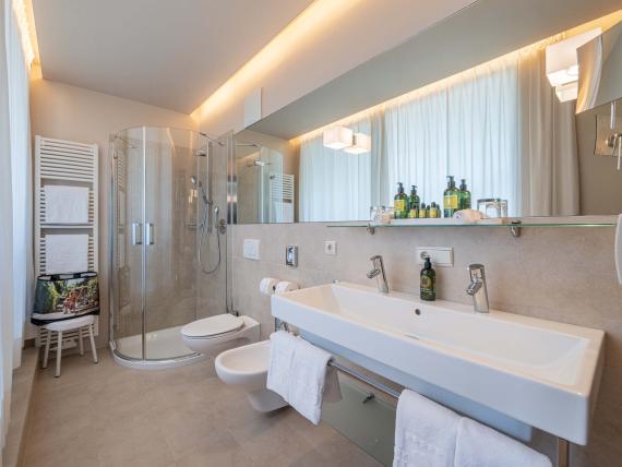 Modernes Badezimmer mit Dusche im Hotel Mignon Meran Park & Spa