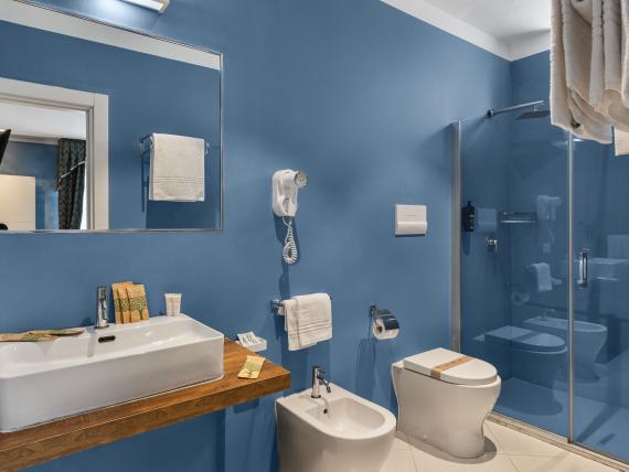 Bagno moderno con pareti blu all'Hotel Regina Caserta