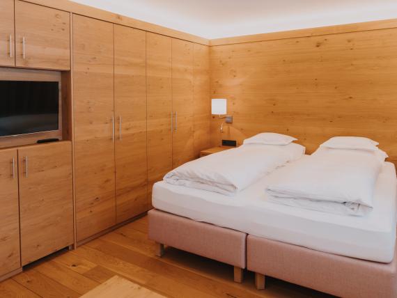 Grundriss mit Bett, Bad und Möbeln im Hotel Panorama