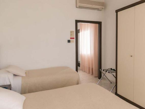 Camera Hotel Viola Gaeta con due letti singoli e grande armadio