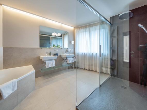 Modernes Badezimmer mit Dusche und Badewanne im Hotel Mignon Meran Park & Spa