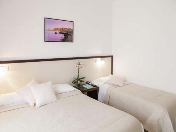 Camera Hotel Viola Gaeta con letto matrimoniale e singolo in ambiente luminoso
