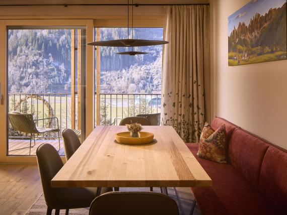 Esszimmer mit Holztisch und Balkon mit Bergblick im Hochfeldhof