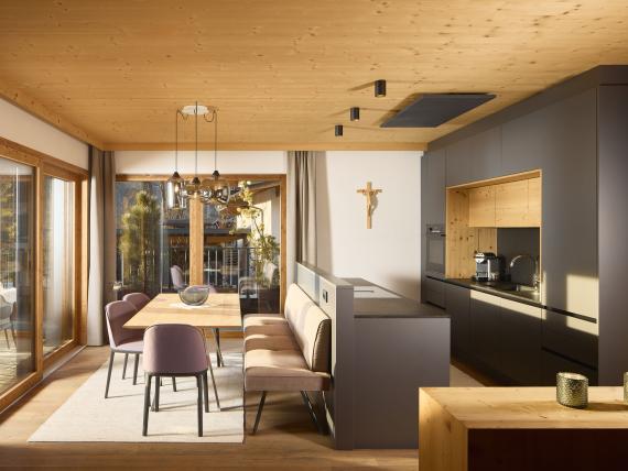 Moderner Essbereich mit Holzdecke und Küchenzeile im Hochfeldhof