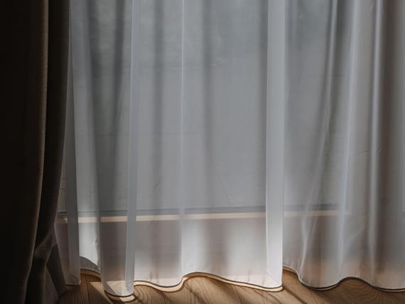 Hotel Aurora Gardine mit Lichtspiel auf Parkettboden