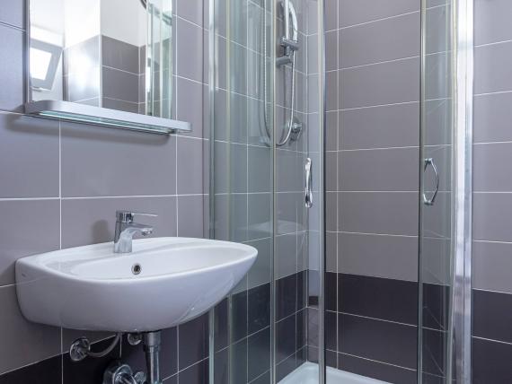 Bagno moderno con doccia e lavabo, nessun fiore visibile