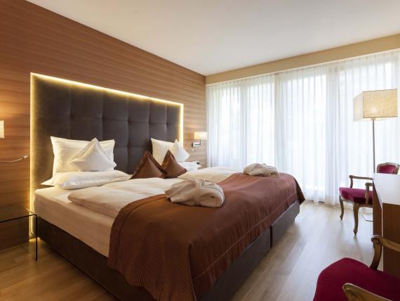 Gemütliches Doppelzimmer im Hotel Mignon Meran Park & Spa mit modernen Details