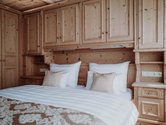 Gemütliches Schlafzimmer aus Holz im Das Verwall Lech Hotel