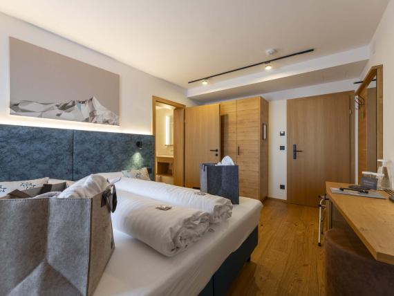 Camera moderna a Das Unterrain Lifestyle Hotel con legno e letto ampio