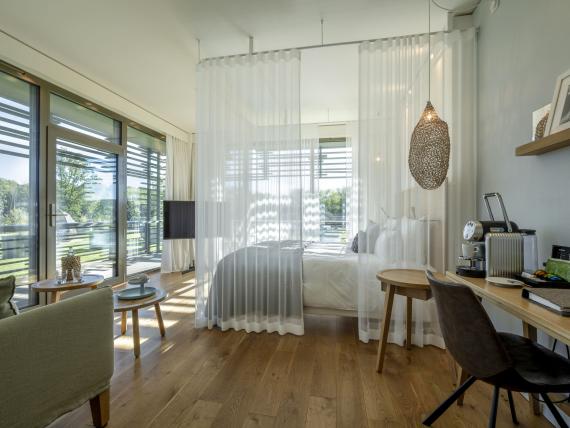 Modernes Zimmer mit viel Licht im Seezeitlodge Hotel & Spa