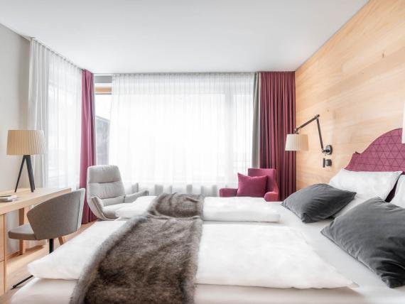 Falten im weißen Bettlaken im Sporthotel Silvretta Montafon Gaschurn