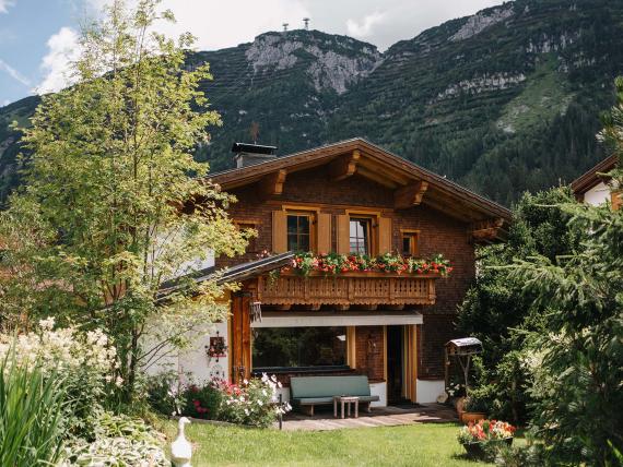Hotel Aurora traditionelles Holzhotel in den Bergen mit Garten und Blumen