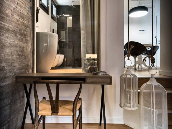Scrivania e sedia davanti a uno specchio al Teku Boutique Hotel